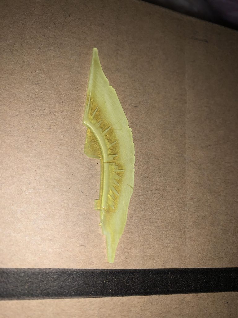 サザビーのトマホークはモールド部分をヤスリ掛けしてビーム出力してるように見えるよう小細工してみました。