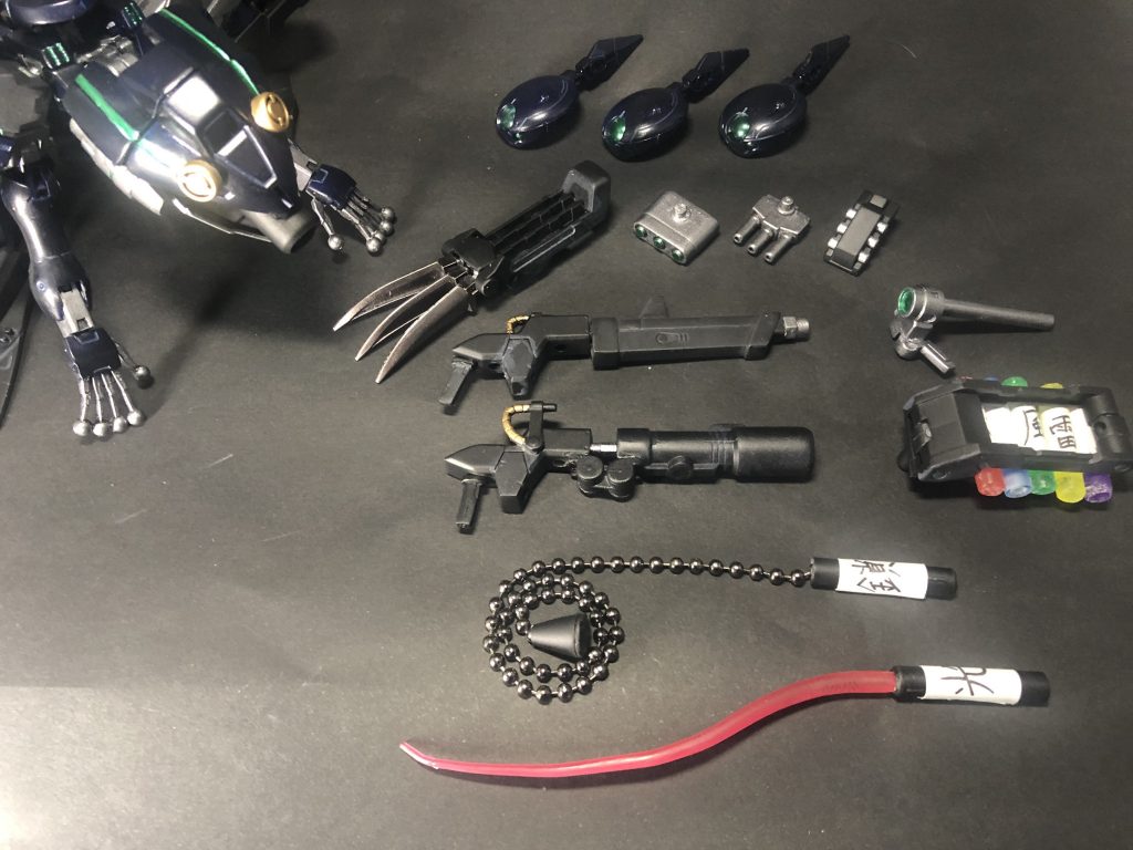 武器一覧心技体の技担当ということで様々な忍具(武器の類)を搭載し、ハヤテのウェポンラック的な存在であるジライヤ。その忍具がこちら↓①オタマジャクシビット偵察、武装の運搬など用途は様々②鉤爪撒菱ランチャー、煙玉などの補助武装を搭載可能③火縄銃望遠鏡と合体させて狙撃モードに④焙烙火矢(ほうろくひや)→下記2本の巻物や特殊なカートリッジ(火、水、風、雷、毒)を装填できるまた、・巻物[光]・巻物[鎖]この2つは、口部の砲口に装填することでジライヤでも使用可能。ジライヤ「それでは、それぞれご紹介していきますケロ。」