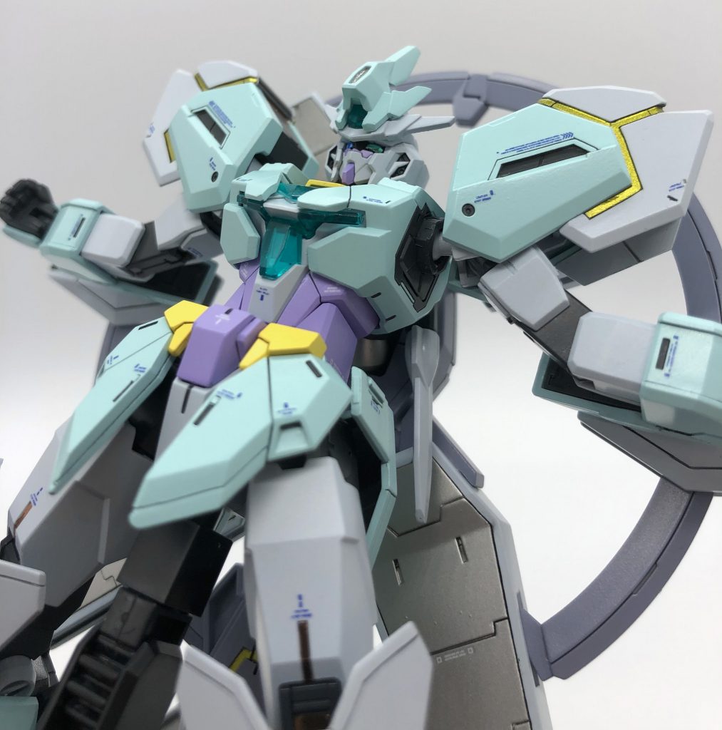 別角度から。センサーにはホログラムフィニッシュ、目はメタリックグリーンを塗装した上から偏光シートを貼っています。