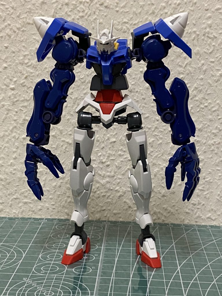 第二段階　胴体、腰幅、太もも付け根、足首でそれぞれ延長。　顔を胴体中央にボールジョイントで取り付け。　かなりキモい感じに。元ネタの体型に近くなってます。