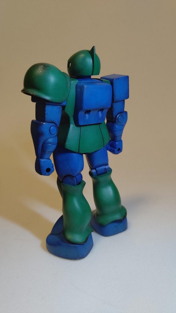 背面。スネパーツ下部の裾部分が量産ザクのような形状なので設定通りに削りました。