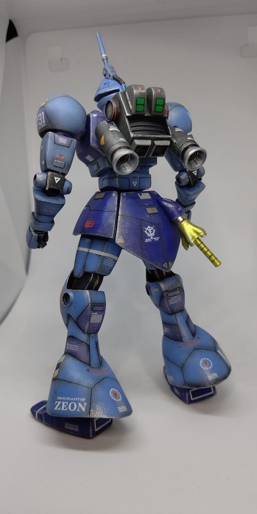 既存のスラスターを利用し、プラ板工作などでバックパックを作りバーニアタイプに変更。