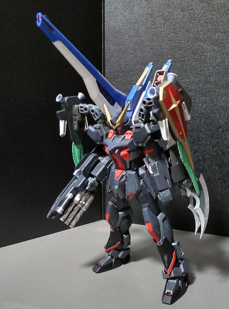 同じく過去作のストライカーパック対応のレイジングブリッツにも装着してみたが、両肩の武装の可動域に干渉する為、ビーム砲等は使用できません。※先述した小型のビーム・キャノンなら干渉しませんでした。