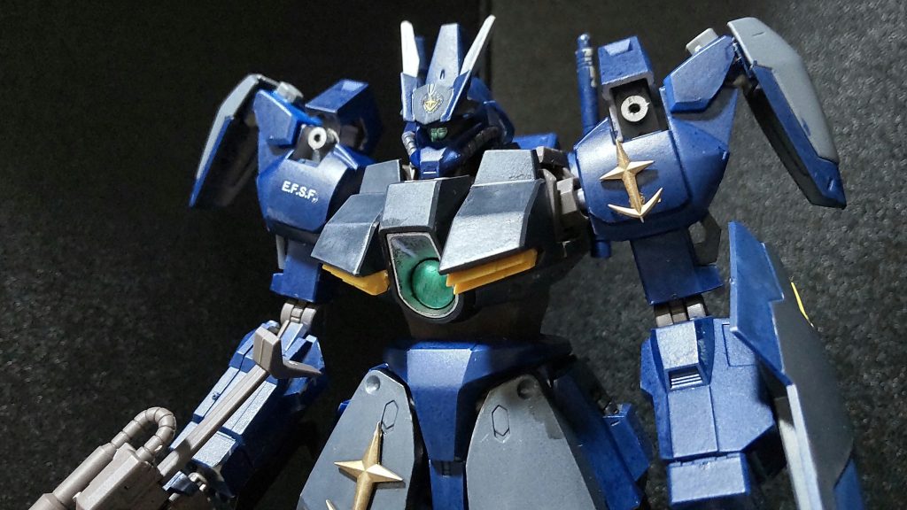 武装について・肩部マシンキャノン本来はビームサーベルがストックされていたのだが、展開出来るギミックがあったので、射撃武器に変更しました。主に牽制用だが、バルカンより威力はあるので、接近戦時にも使っていける。