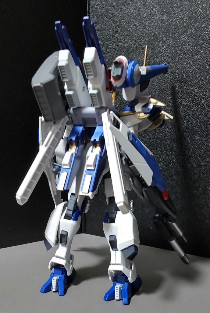 新たなストライカーパックとして装着されたのが、「ミノフスキーストライカー」である。推進力や機動性はエールストライカーを上回っているのだが、欠点として燃費が良くないといった問題もある。そこで、2本のプロペラントタンクを装着する事で、稼働時間の延長を補っている。