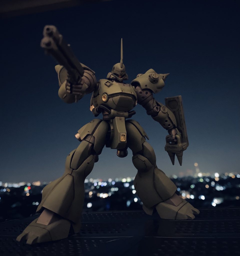 サフは吹かずに濃緑色をスプレー塗装して、ウェザリングカラーのマルチグレーでフィルタリングしてからリアルタッチマーカーのブラウンでディテール部分に影をつけています。