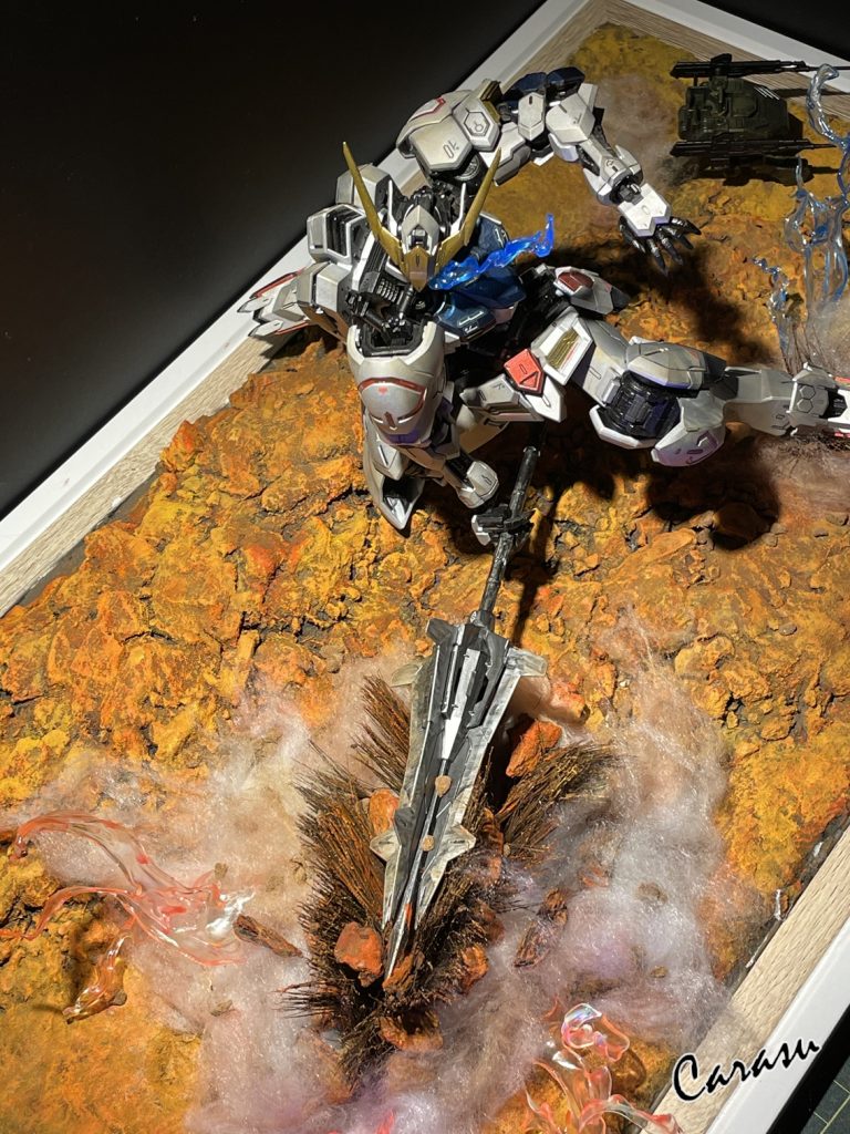 いつもおもちゃ屋でおくさんとグチグチうんちく垂れながら選んでいるおっさんに妻も飽きを感じているだろうなと思っていたので、今回は先に原作のほうは全話（とりま一期）見ていた、鉄血のバルバトスをあまり悩まず選びました。拡張パーツセットも一緒においてあったので、なんか乗りで両方買ってしまったら諭吉さんがいなくなりました。つれない奴だぜ。