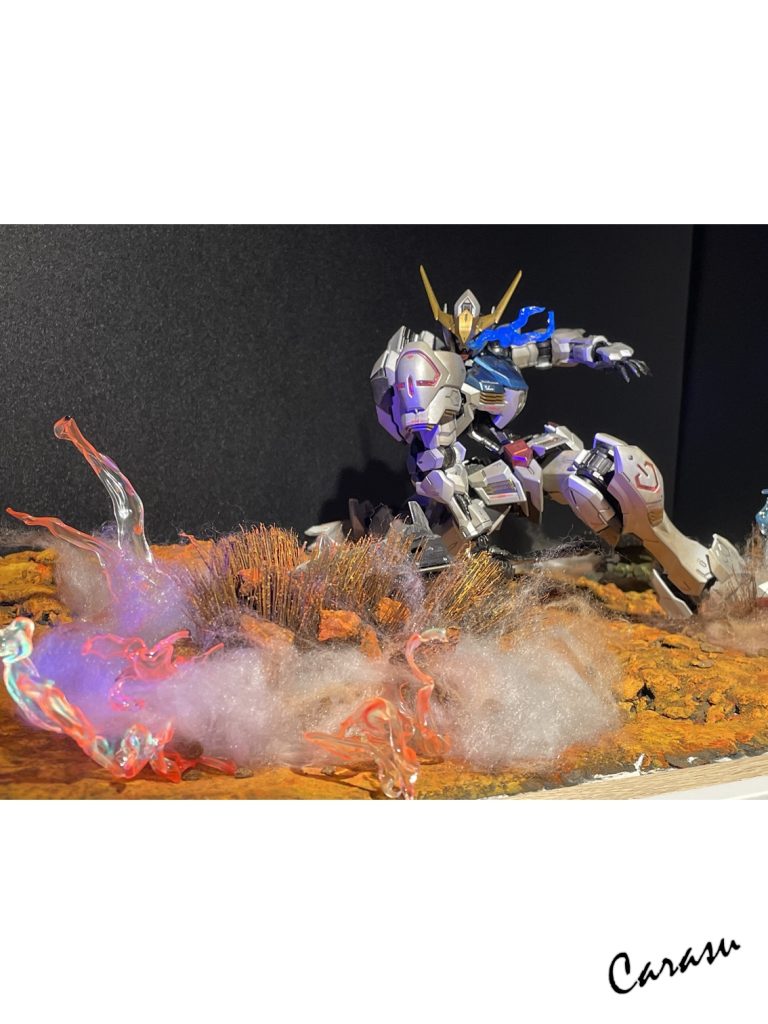 今回のハードルは①ジオラマ＋荒野＋炸裂②炎演出③ウェザリングとしました。だって箱絵（ＭＧのやつ）が良くて。メイスでドカーン！砂埃がドーン！ってやつです。無骨さ、力強さ、圧倒感が出ているいかしたイラストです。