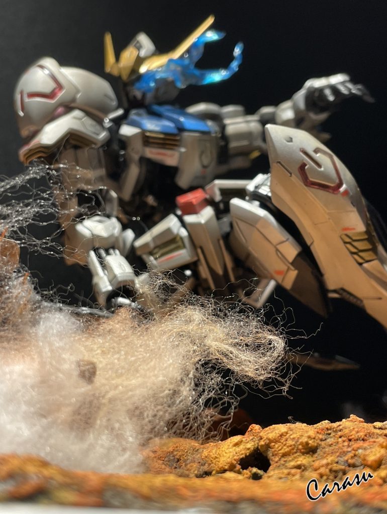 材料がそろったら思うがままに。なんだか久しぶりな感覚。発泡スチロールに粘土をぺたぺた。ウッドチップをぺたぺた。なんか自由でいいな。こんなに自由を感じたのは久しぶりな気がする。年をとったおっさんは会社からの期待、家族からの期待、他人からの期待に応えようと、それに縛られてるんだなと気づく。でも、そういう意味ではこれは誰も期待していないもんね。人間って不思議なもので、窮屈になると自由を求めるくせに、自由になると束縛を求めちゃう。（ドＭ）