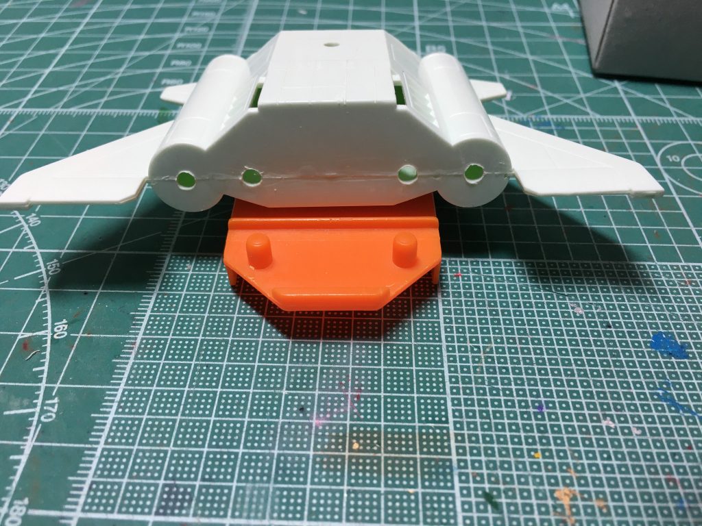 メインバーニアが付く基部のパーツは3mm軸、左右のタンク型ユニット後部のバーニアも3mm軸のランナーで置き換えました。