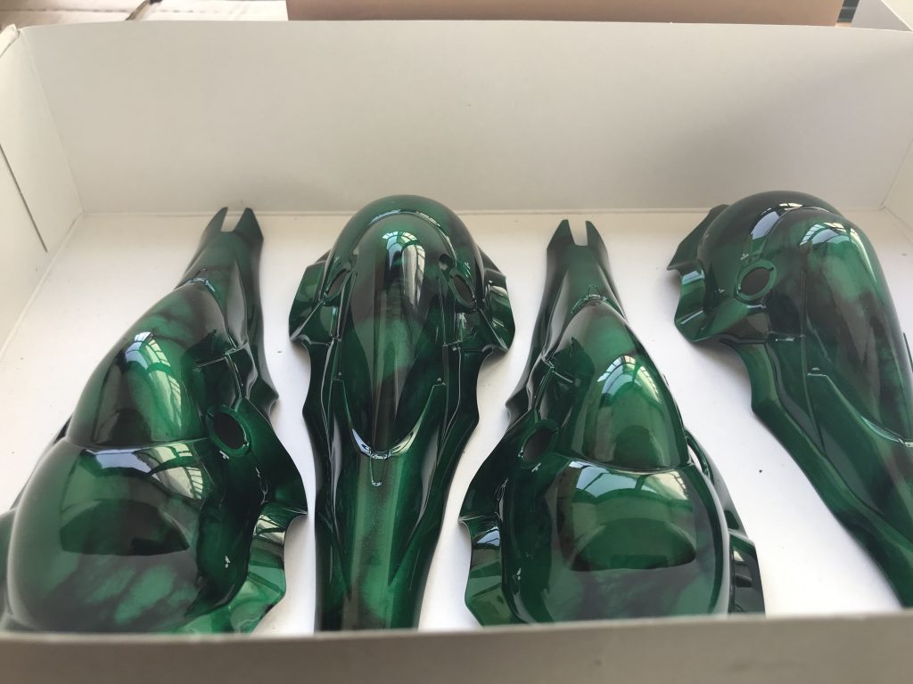 コンパウンド後の写真は撮ってなかったので研ぎ出し後のバインダーです。この時点ですごい写り込み。