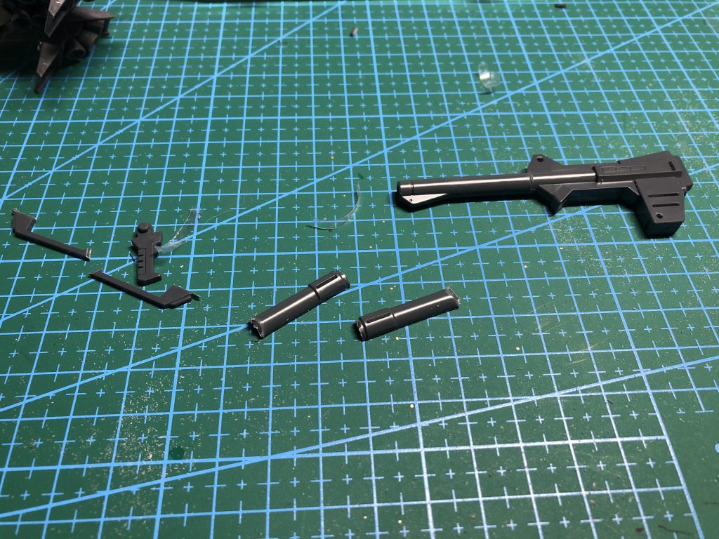 ハイパーバズーカを持ち手無くして背部にマウントできるようにぶった切りました。