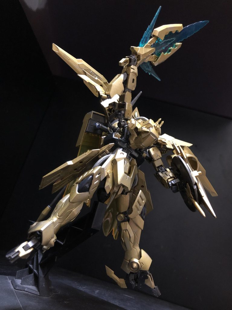 カザミ「おお！この剣は！！TRYAGEガンダムの剣だぜ！？」oyz「やりましたね！カザミさん！」カザミ「さっきのギャン、なんでコレ使わなかったんだろーな？」oyz「やめましょうよ、そういう事言うの。」oyz「いや〜、しかしさっきは驚きましたね〜。」カザミ「いや知ってただろ室長。」oyz「でもまだまだですよ。この城にはさっきのギャンを操ってた親玉がいる筈なんです。」カザミ「なんだよソレ？」oyz「亡霊が出るって言ってたじゃないですかー。」カザミ「さっきのギャンの事じゃねえのかよお？」oyz「いや感じませんか？このやーな感じ。」カザミ「なんか薄ら寒いけどよお。気のせいじゃねえのかよ....。」？？？「.......。」カザミ「こういうの苦手なのによお...。」oyz「見られてる感じしますね...。」？？？「.......。」カザミ「.....ん？今なんかいなかったか？」oyz「え？何も見てませんよ？」？？？「....ククク....。」カザミ「やっぱなんかいる！」oyz「カザミさん！あそこに...！」？？？「....ククク....。」カザミ「でたあああああーー！！亡霊だあああーー！！」