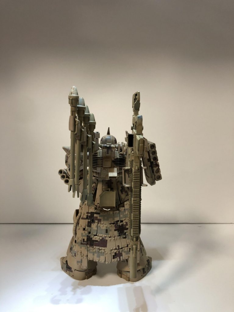 フロントとリアアーマーの爆発反応装甲がしんどすぎました。酔っ払ってリベット打ってたら鼻息で20個ぐらい紛失するし、ヤスリをかけるたびにリベットが飛んでいくし…もう二度とやりません