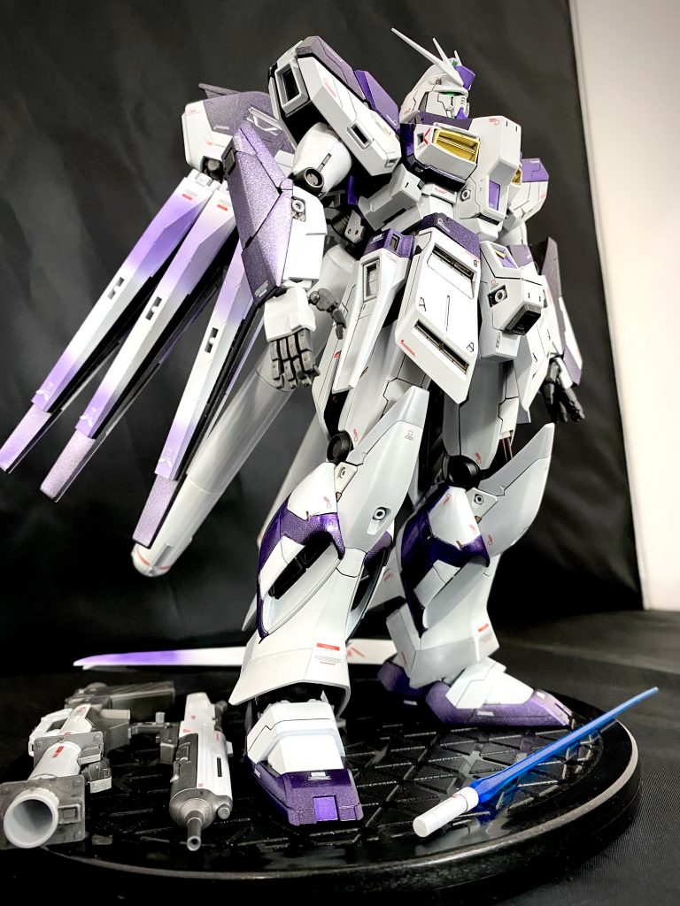 塗装は、基本的には、Hi-νガンダムのカラーリングを元に、少しだけ変化をつけて、キャンディ塗装にしてみました。