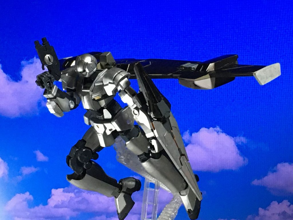 フライトユニット高速移動時に使用される飛行ユニット。大型で干渉しやすく戦闘向きとは言えない。