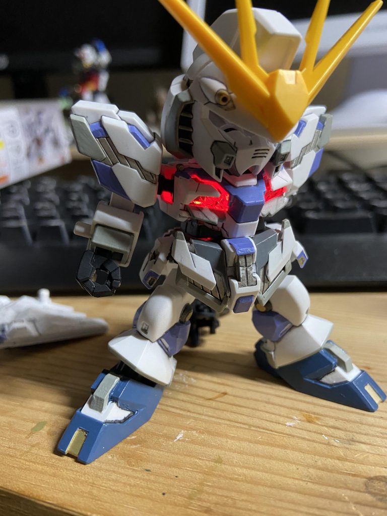 発光仕込み。ほんとミライト便利♪クリアパーツと見るとやらんともったいなく思うんですよねー(￣▽￣) バックパック取り付け穴３つのセンターに3ミリ穴開けて刺すだけでできました。、