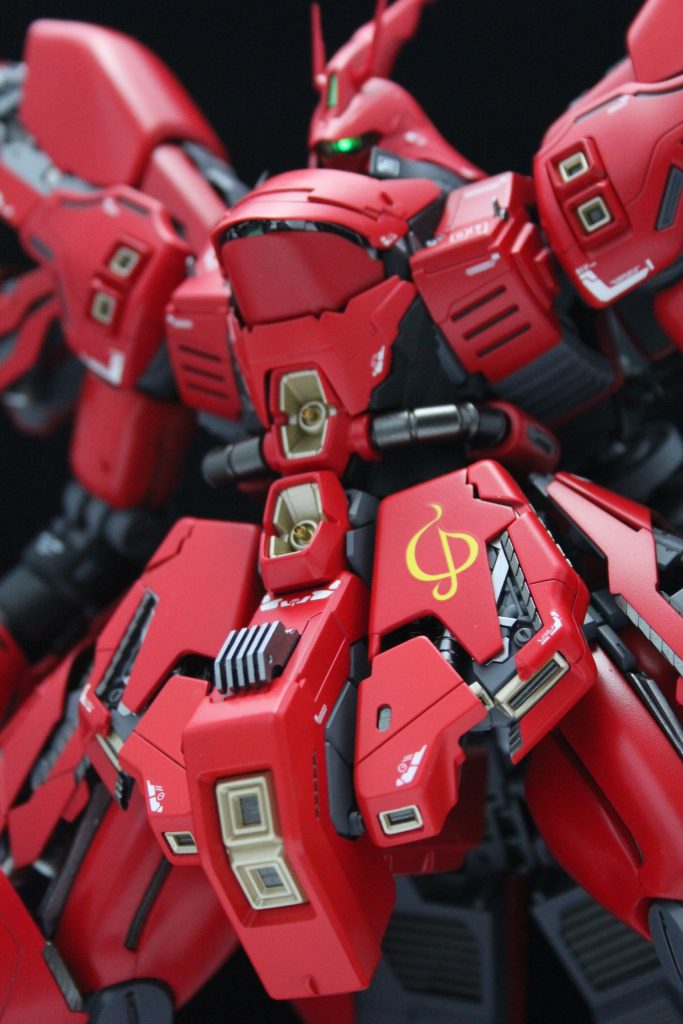 低重心スタイルの決め手は、チンコアーマーを大胆に切り下げ、腹部メガ粒子砲を二機に増設、フロントアーマーも切り欠いてぐっと迫り出した感じにしています。この写真密かに気に入ってます。