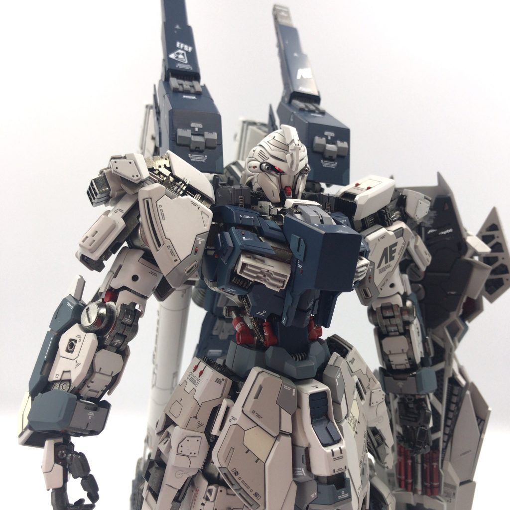 肩、フロントアーマーもほぼ形状を変えています。