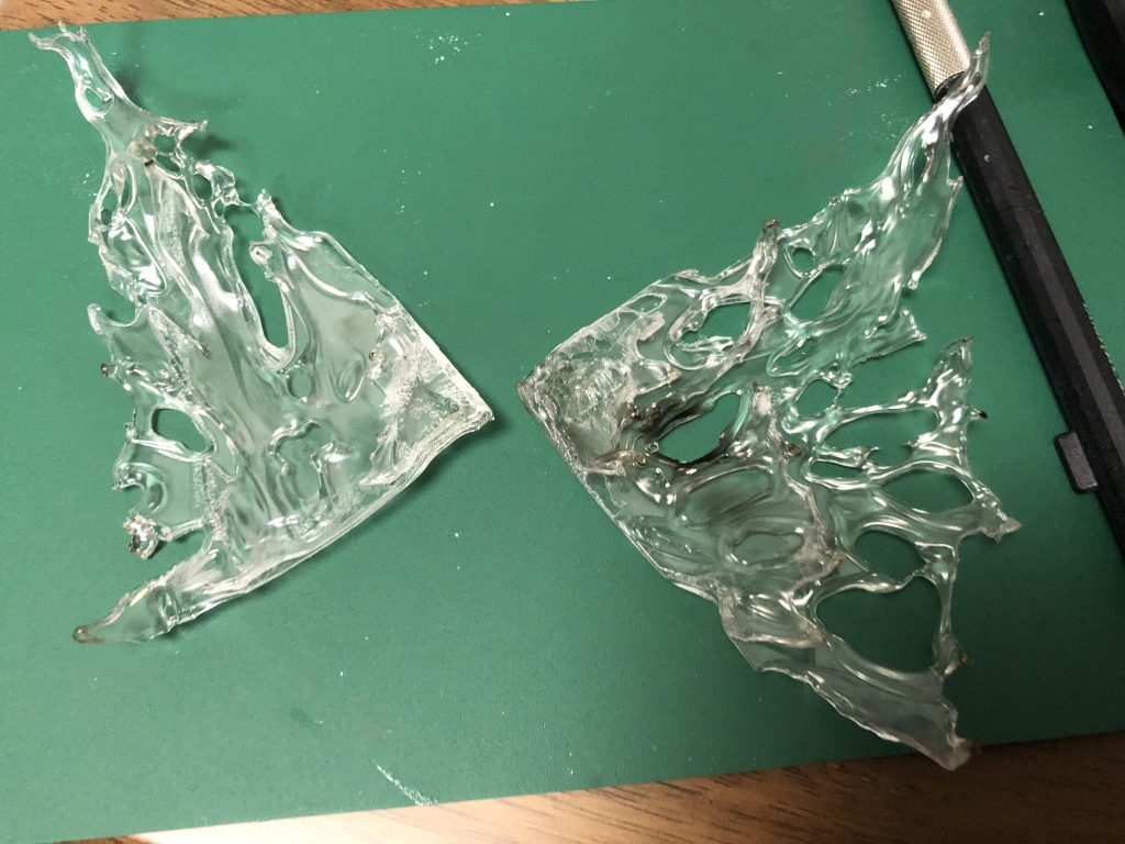 光の翼は透明なプラ板重ねてチャッカマンで炙って作りました。