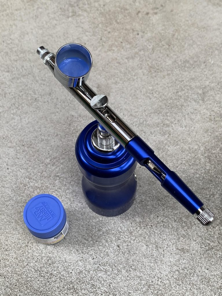 塗料を入れてみた所。希釈のコツを掴むのにだいぶかかってしまいました。