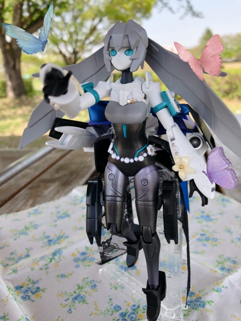 成型色のカラーリングが気に入っているので、あまり大きくカラー変更はせず。ボディースーツを少し紫がかったグラデーションにしたり、髪色を少しだけ濃いグレーにしたりと変化を付けてみました(꒪ˊ꒳ˋ꒪)普段なら武器は付けないのですが、メイはあの戦闘シーンも込みで大好きなので今回は初搭載してみました✨