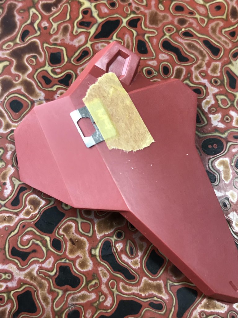 製作ポイント。ペンサンダーwith神ヤスでヒケやC面を粗方やっつけたところで彫ります。鋼魂ブランドのエッチングモールドガイドを角度に合わせて固定して…