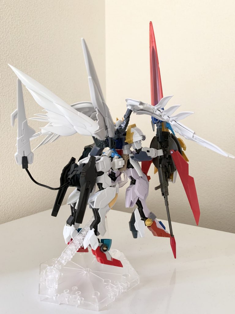 各所のスパイク部分はプラ板を使用し尖らせました。その他の工作は合わせ目消し、肉抜き穴埋め、羽などのシャープ化くらいです。