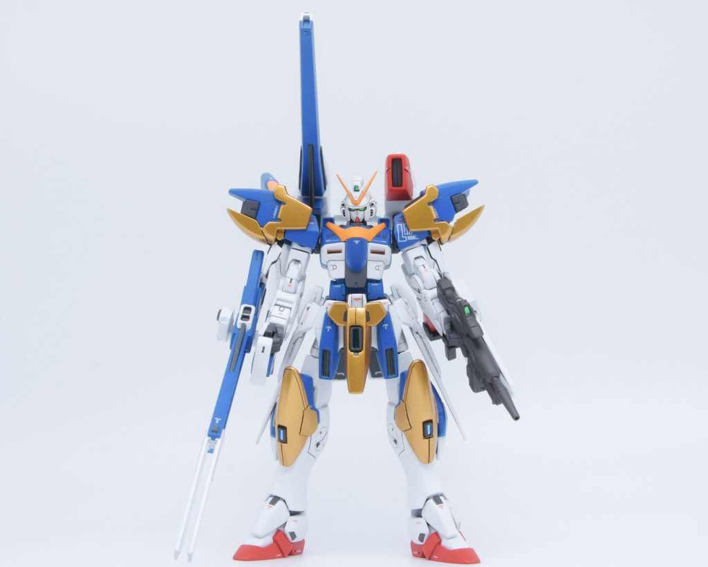 正面から。アサルトバスターは肩が大きいのでキットままだと寸詰まりに見えてアンバランス。プロポーションを変えるために首で1mm、太ももで3mm、腰で2mm、足首で1mm延長。腰を2mm前に出して脚の付け根位置を変更。