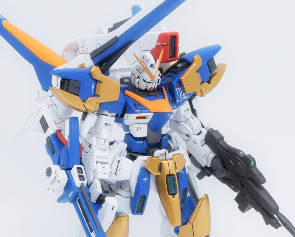 首周りと肩周り、延長した腰部分にフレームディテールを追加。胸部にもフィンアンテナを取り付け。