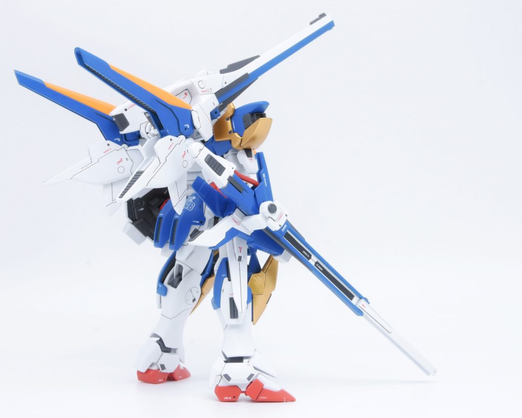 バックショット。いわゆるフルアーマー形態、背負いものがあると迫力が出ますね。ミノフスキードライブとメガビームキャノンにもこまごまとディテールを追加しました。