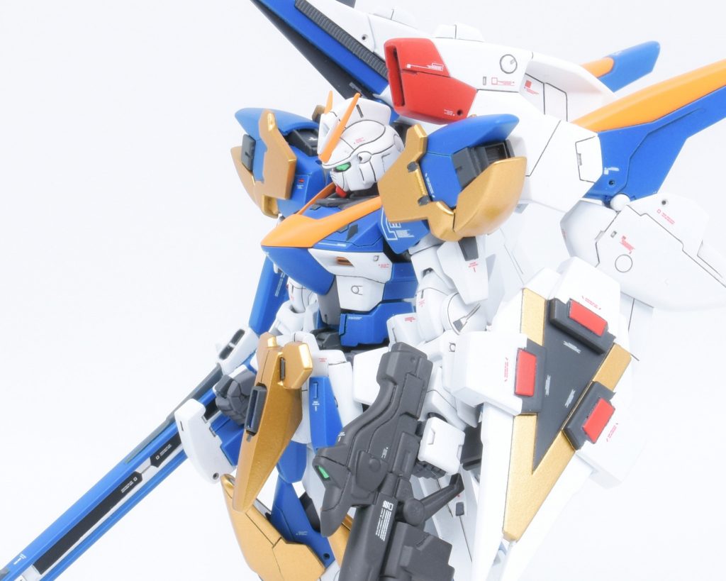 青はフィニッシャーズのソニックブルー、赤はブライトレッド、白はガイアのEXホワイト、金色はスターブライトゴールドです。