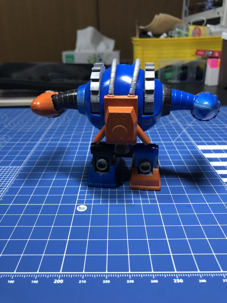 旧キットってパイプの接着がなかなか上手くいかないです。。個人的にキットは難しいという印象がありますが、なんか完成した時ってHG、MGよりも自分はガンプラ作るの得意という謎の錯覚に陥ります。笑ちゃんと塗れよって話ですが、、笑