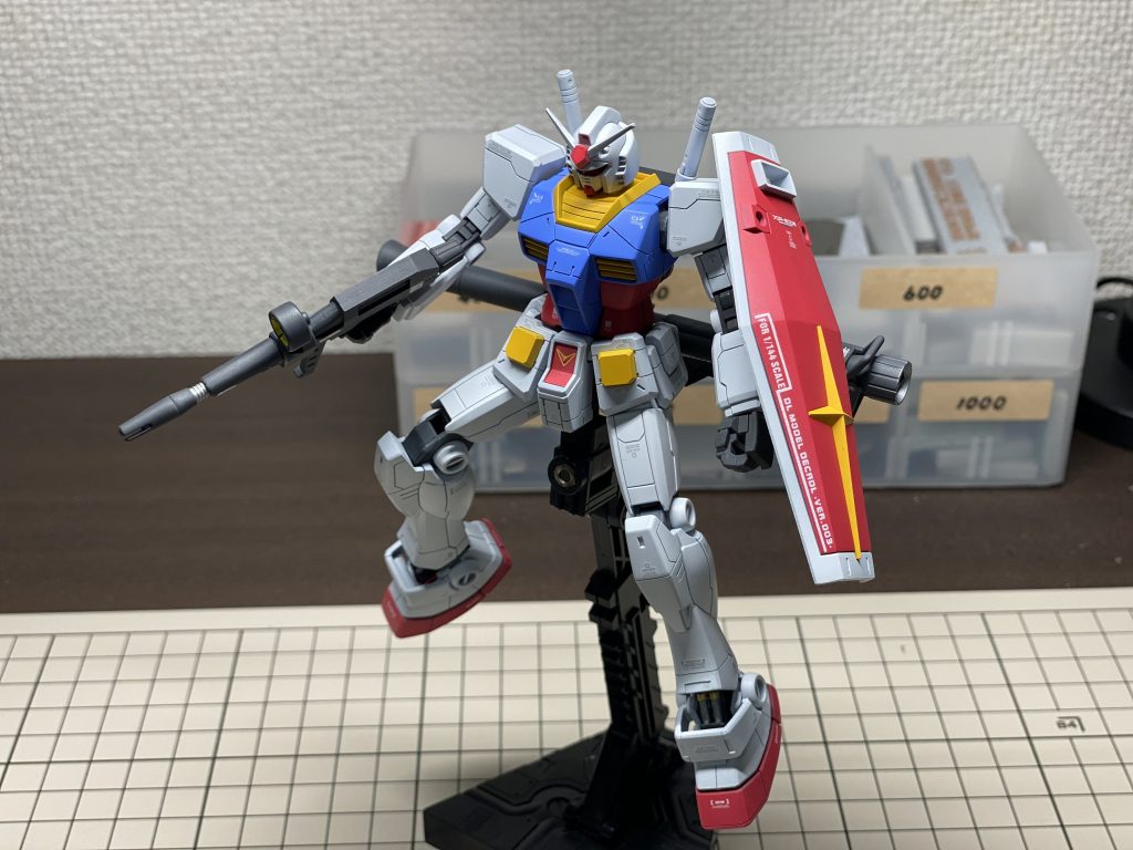 完成後作業スペースでテンション上がって眺めている時の写真です!!自画自賛ですが本当にかっこいいですね！また違う感じでガンダムは作りたいと思います！