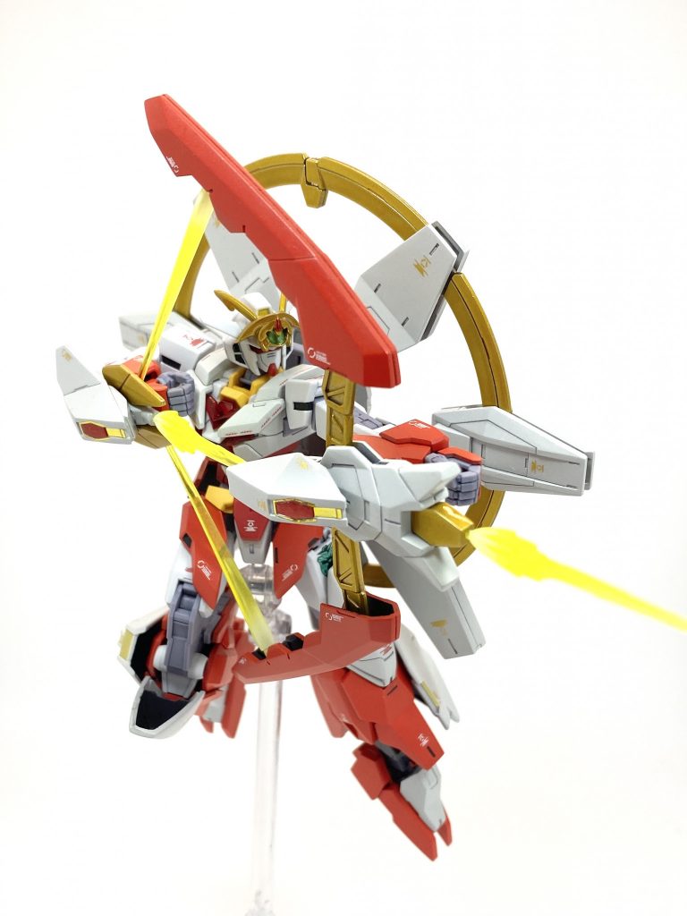 アマテラスユニットのヴォワチュールリュミエールによって弾道制御が可能であり、精密射撃のみならず曲射や拡散矢など多彩な攻撃が可能。