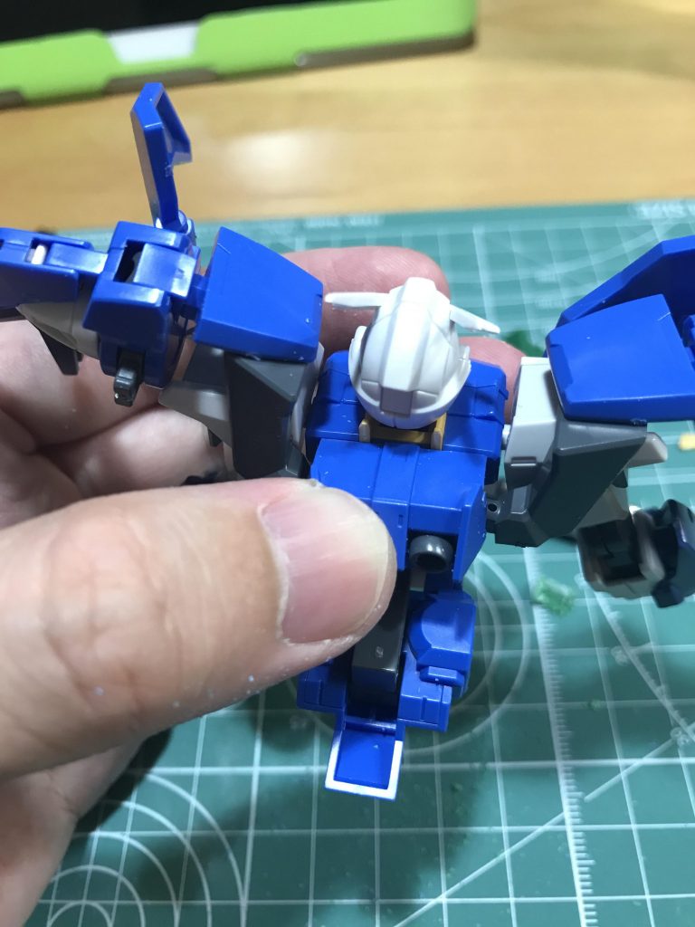 バックパックはダブルオーダイバーのものを直接つけるしかなかったのでノコギリでくっつくように切断し、パテで中を埋めて接着しております。