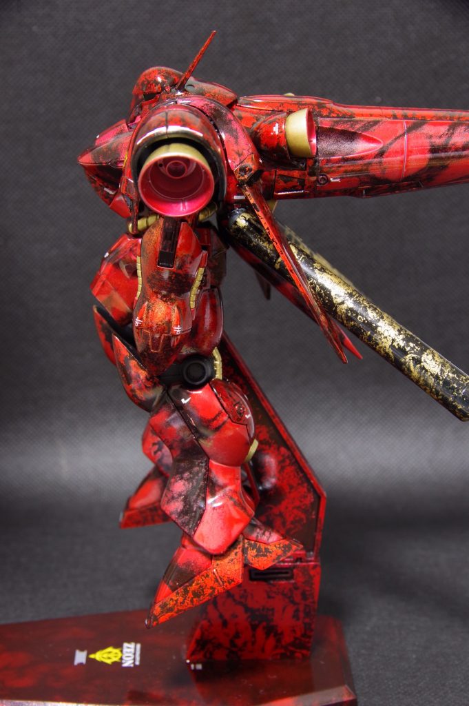 シュツルムブースターと胸の形状も相まって、横から見るとめっちゃ速そうでかっこいい。