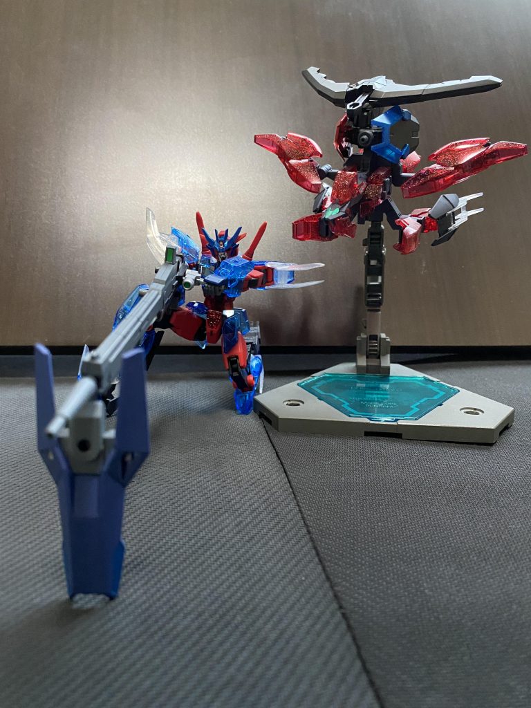 続いてロングバレルとセンサーユニットを装備したガンナースタイルとアーマー基部に推進力とウェポンスロットを追加した「マーズブースター」(ディフェンダースタイル装備)。トライスラッシュブレイドを元にしたスラスターはアームがフレキシブルに可動し小回りが効くほか、ディスプレイ時に悩まされる重心の偏りも制御してくれます。