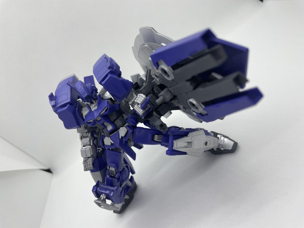 ユーラシア連邦から流出した光波防御帯の技術を独自に発展させた、広範囲かつ高出力で展開可能な防御フィールド発生器を内蔵しており、ビーム、実弾ともに鉄壁の防御力を誇る。(こちらほどの出力ではないものの、本体両膝部にも同様のフィールド展開機構が装備されている。)