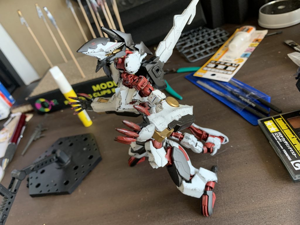 チッピングして見ると、かなり荒々しさが全面に出たのでイメージ通りになってよかったです！今回はこれで終わります。最後まで閲覧ありがとうございました。また何処かでお会いしましょう(^^)/~~~使用キットHG1/144 ガンダムバルバトスルプスレクスHG1/144 レギンレイズ・ジュリアHG1/144 グレイズアインHG1/144ガンダムアスタロトHG1/144ガンダムバルバトスHG1/144ガンダムバルバトスルプスHG1/144ウイングガンダムゼロ炎HGゼルトザームアームズHGノーネイムライフル（ボーンフレーム）その他ジャンクパーツ  