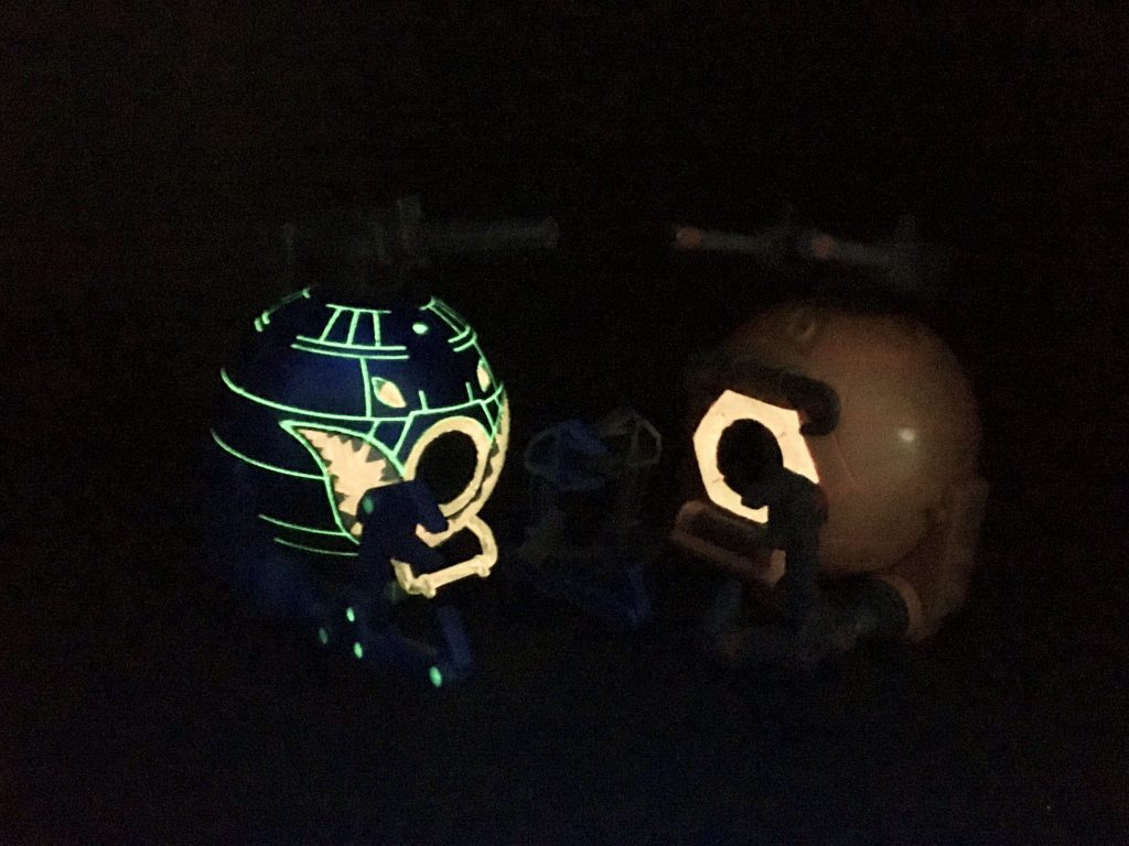 蓄光塗料の真価は電気を消したこの一瞬にあるっ！！と言うショットです。そのためにタガネ0.5mm掘り掘り＋墨入れ2回しました！「あれ？暗くしすぎたかな？　見えない・・」