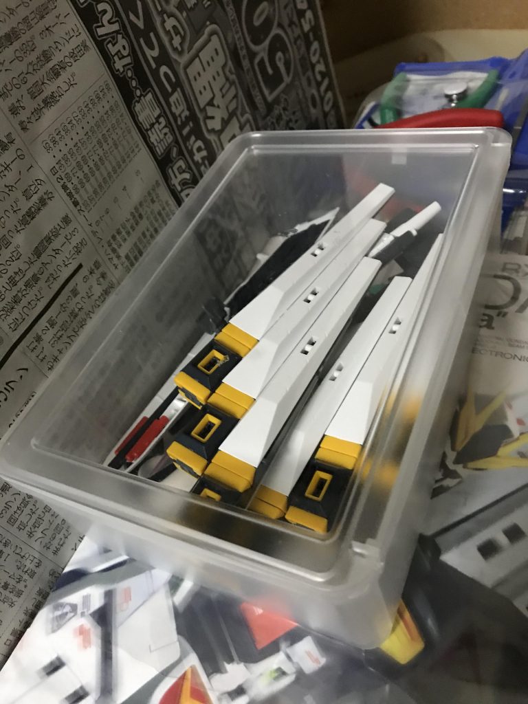 ここから制作工程です自分は結構パーツのバリカスによりザラつきがきになるので、最初に全パーツをランナーから切り出して画像にある「フタ付きクリアケース?」に1ランナー分(ランナーAだったらランナーAを)(同じ色じゃないランナーのパーツなら複数のランナー分のパーツ)入れて、クリアケースの中に水を入れ洗浄。水入りクリアケースをパーツごとよく振って、パーツのバリのカスを取ります。確かランナー数は28枚だったので疲労がやばかったです。手荒れしましたし(;´Д`)