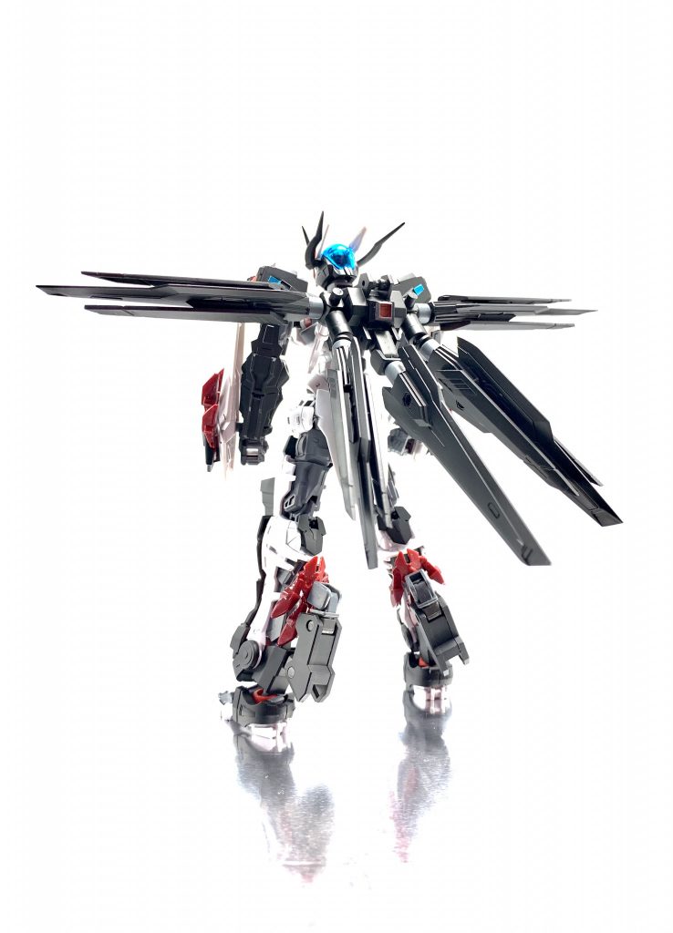 バックパックは30MMのものをベースにバインダーガンとアストレイのビームサーベルを取り付けています4枚のウイングはドラグーンとなっており非使用時は姿勢制御の役割も担っているという設定です!また中央下部のものはドラグーンではなく有線となっています(後述)