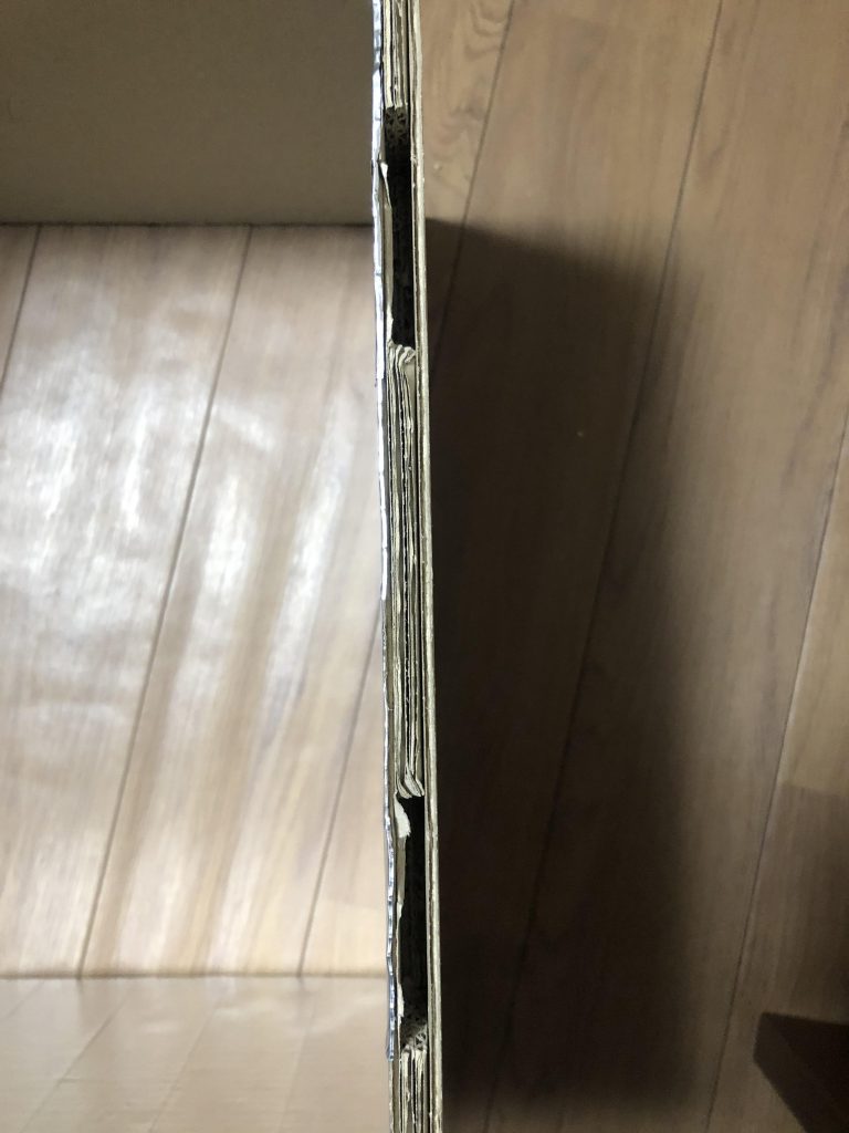 塗装スペースはネットショッピングで溜まった段ボールを4枚重ね貼り&内側2枚を切り取っておき、はめ込み式にする事で分解・組み立て可能にしています。収納しやすくできました。