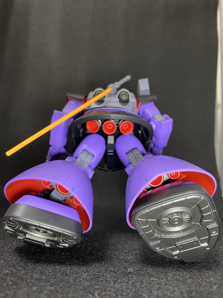 一応、バーニアと脚部内部は赤で塗りました。バーニア、足裏などは黒鉄色ですね。