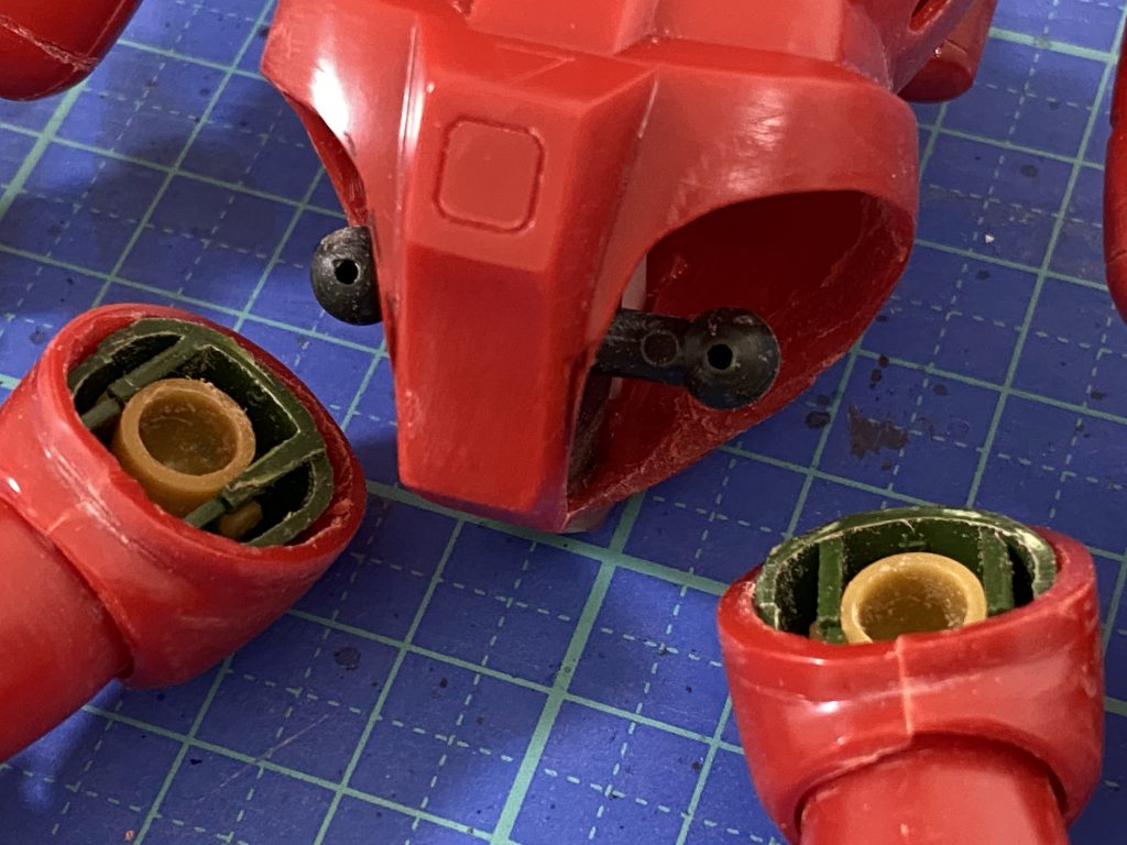 ③パンツ修正、股関節BJ化まるでオムツのような形をしたパンツが、このキット全体の雰囲気を決定付けています。オムツ体型も味があってよいのですが、今回は箱絵のようなブリーフ型に削りこんでいきます。股関節はジャンクパーツに置き換えています(旧キットのザクFZの股関節を使用)