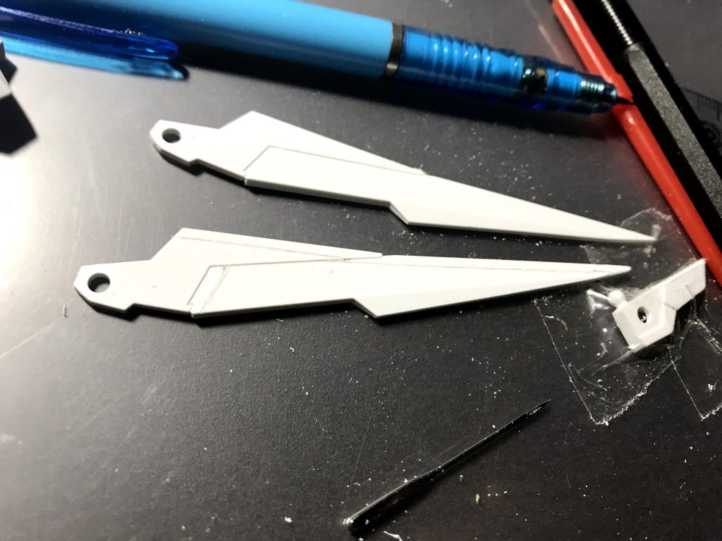 初のスジボリに挑戦しました。専用の道具を持っていなかったので、裁縫針とデザインナイフで掘りました。ズレが生じたり、グネグネしてしまったりと、なかなか難しいと感じました。