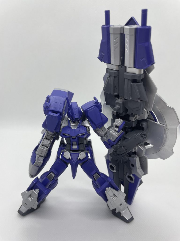 内部に本体と同タイプのパワーエクステンダーを内蔵しており、MSからのエネルギー供給に依存せず単独で長時間のフィールド展開を可能にしているほか、シールド裏面には二連装の高エネルギービーム砲、リニアガンとビームライフル各二門を備え、必要時には砲撃戦にも対応できる複合兵装となっている。