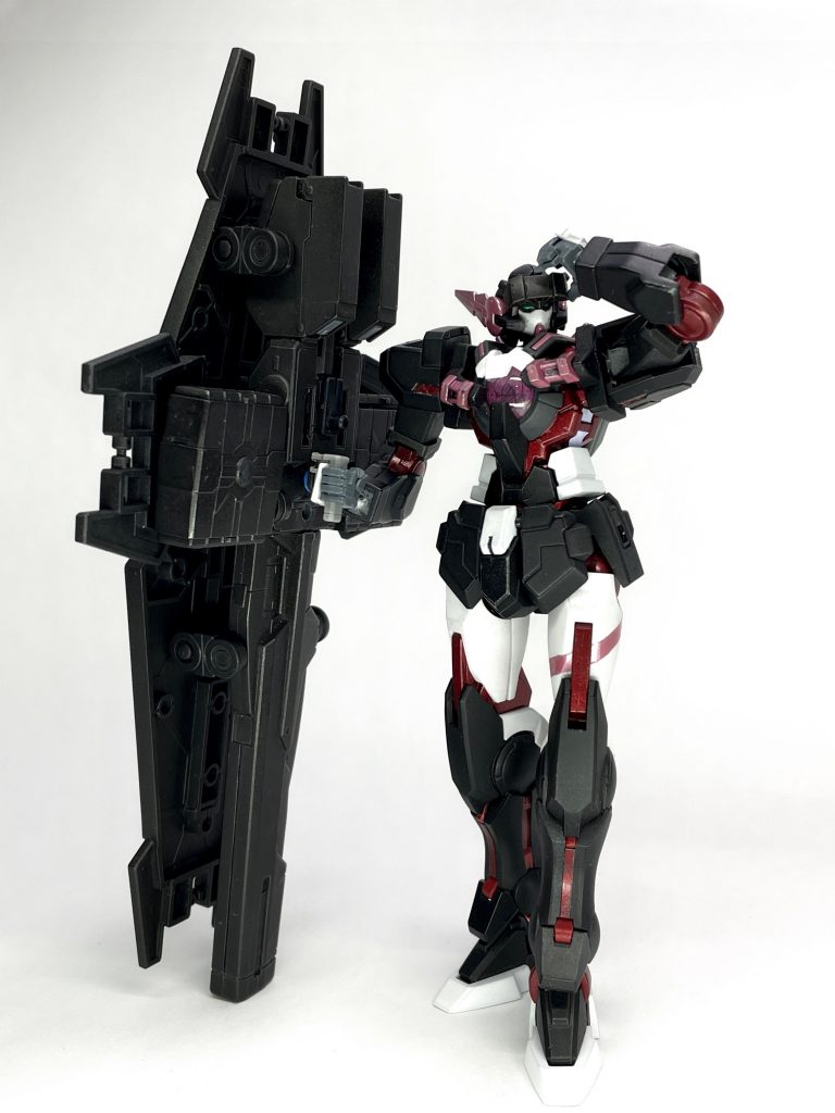 アンテナは付け替え式ですが、バイザーを上げたようにすることもできます。あと、分かりにくいですが、胸部のレンズの内側にバラのデコシールを貼っています。 以下アクションポーズ