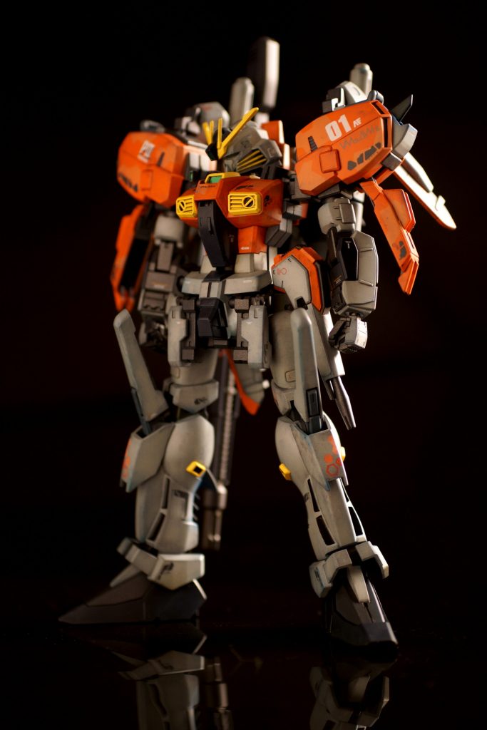 Sガンダムは足がすらりとして屈指の美しさ、と書かれていることもありますから、股関節の改修でその通りになるように変更。また、設定にはないですが股関節前には展開すると隠し腕になるアーマーを追加。(これはチャレンジしましたがHGでは可動に至らず。MGで再チャレンジかな)